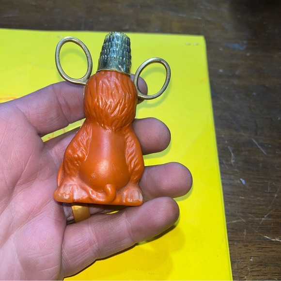 Vintage Sewing Kit Plastic Monkey SNP Hong Kong Thimble Scissors Thread #18531 - Picture 3 of 5